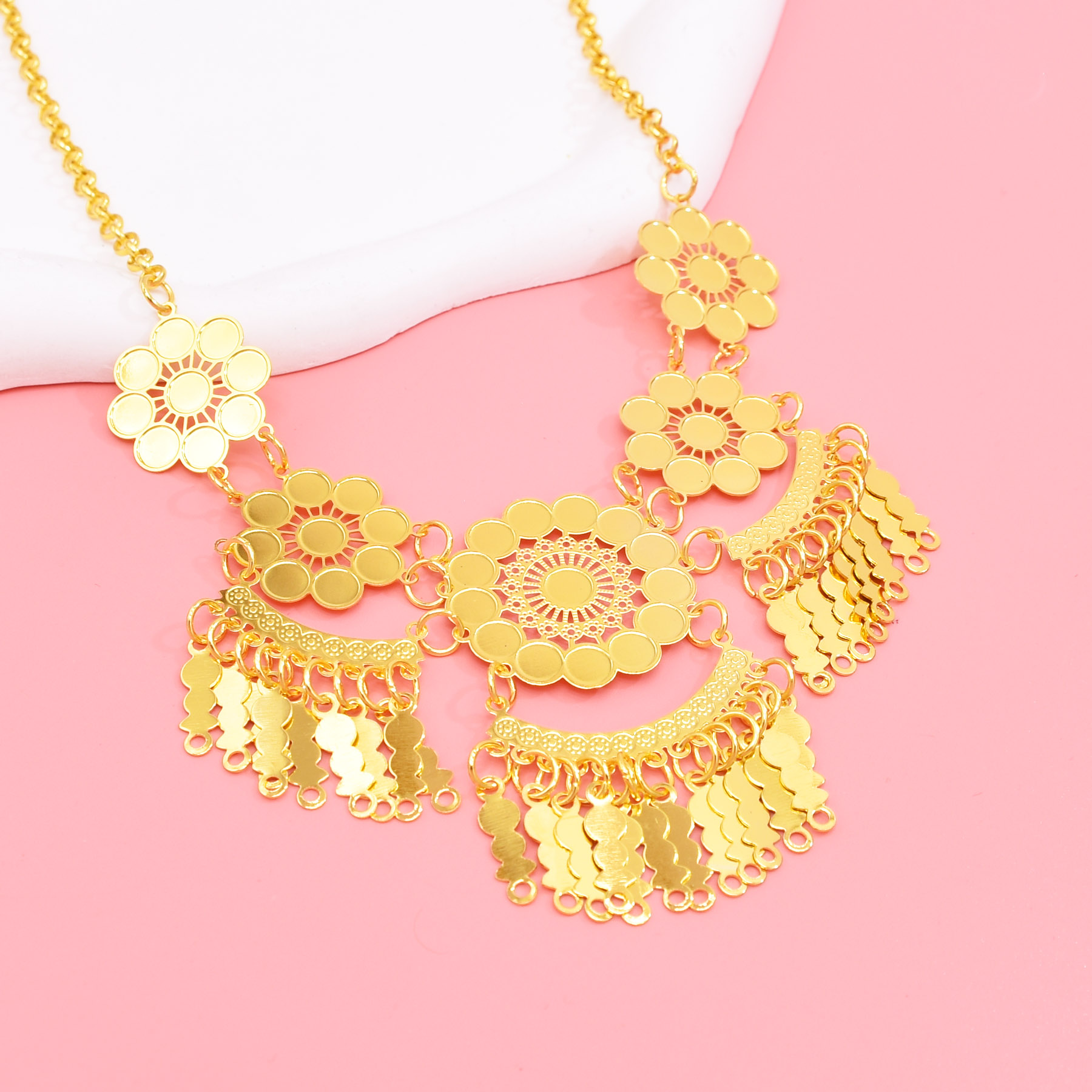 Hohle geschnitzte Blumen-Anhän – Ethnic Fashion In Dubai Bewertung und Preis