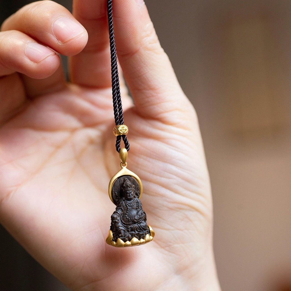 Gelber Gott des Reichtums Anhä – Ethnic Fashion Meaning Bewertung und Preis