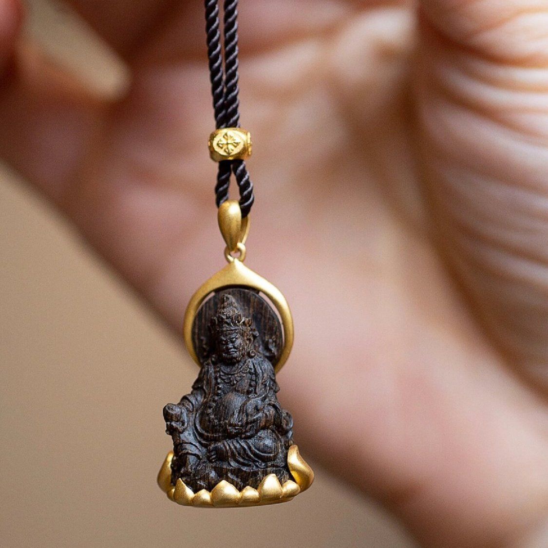 Gelber Gott des Reichtums Anhä – Ethnic Fashion Meaning Bewertung und Preis